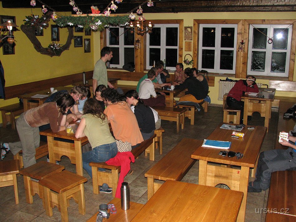 tatry 050.jpg - Večer je na chatě pohoda, jsme tu jen my a parta brňáků z horolezeckého oddílu. Náš večer je klasicky zasvěcen kartám a studováním průvodce.